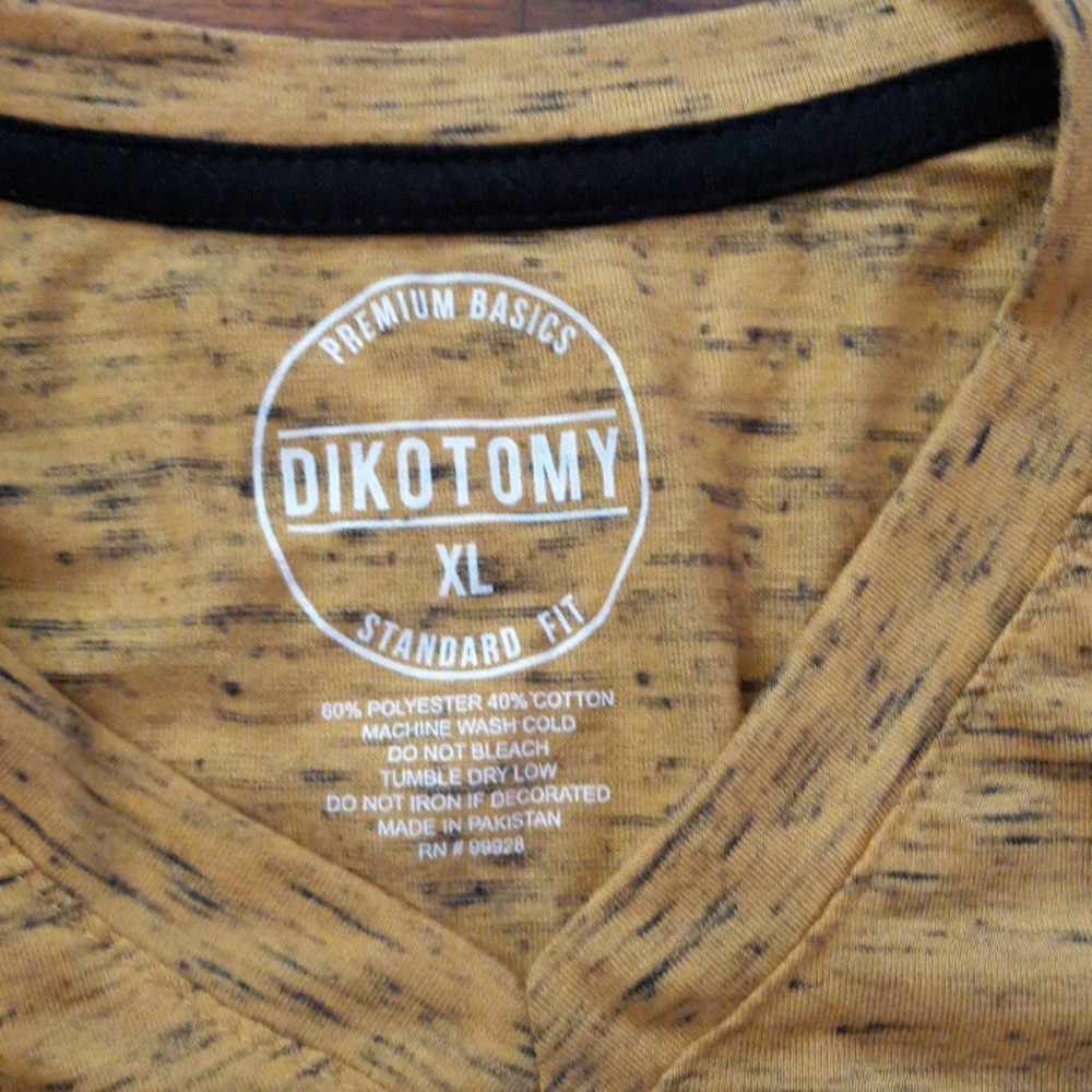 T-Shirt - Picture 2 of 3